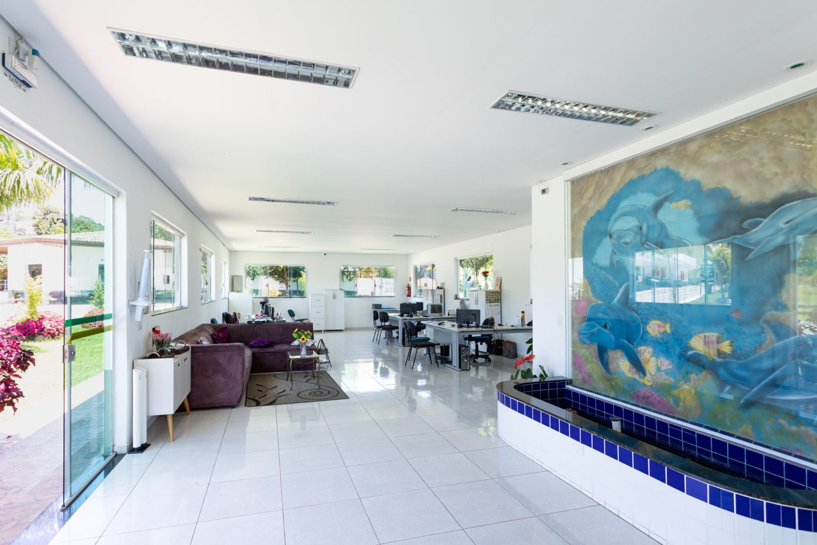 Interior da administração, com sala de atendimento às famílias