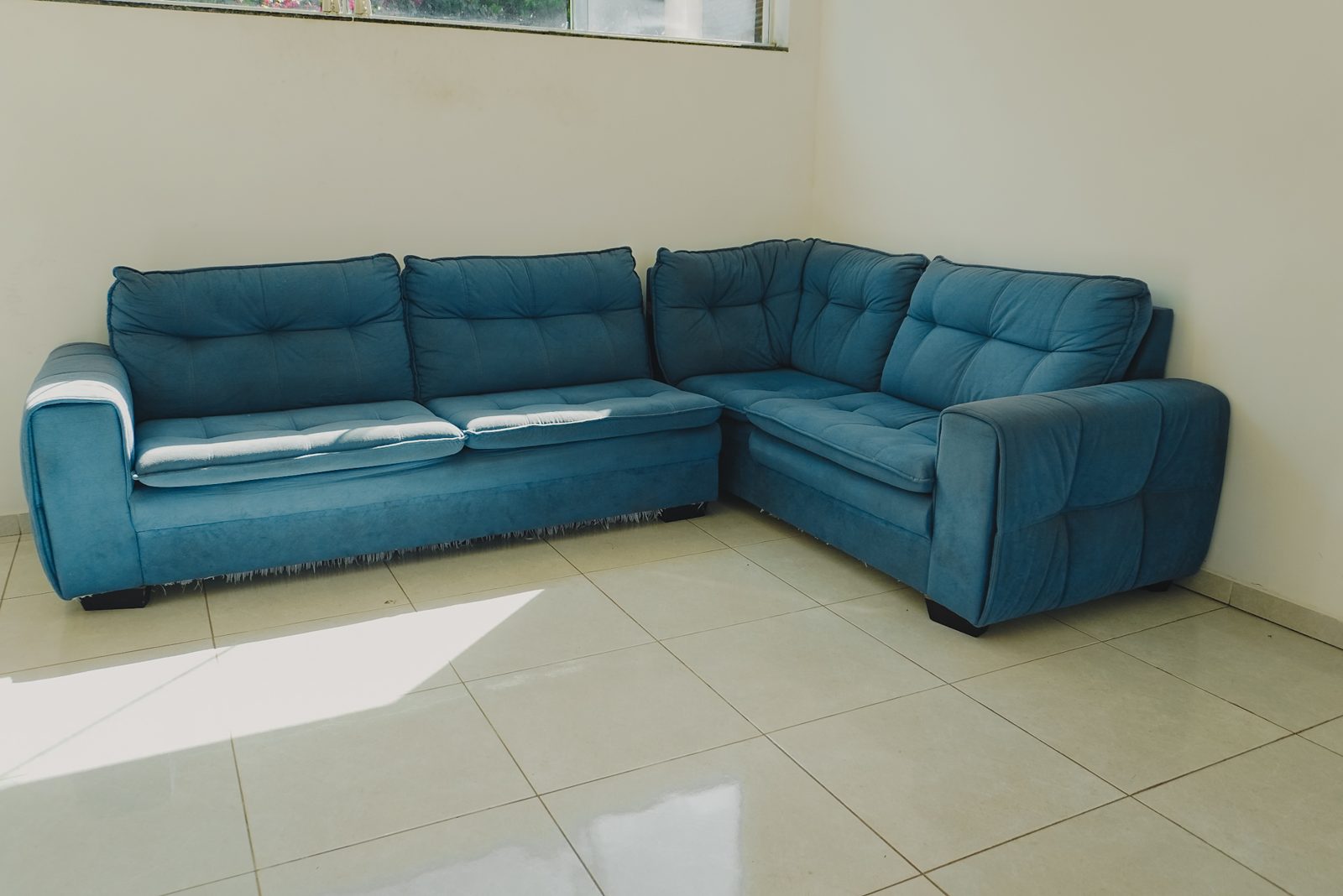 Sala de estar do velório com sofá amplo
