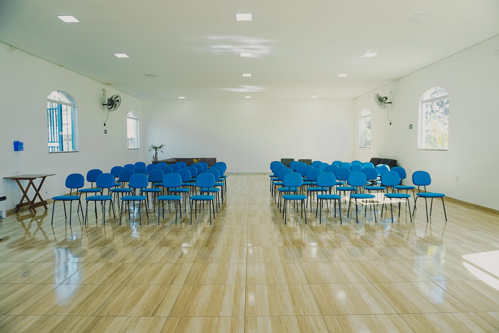 Interior do amplo salão ecumênico