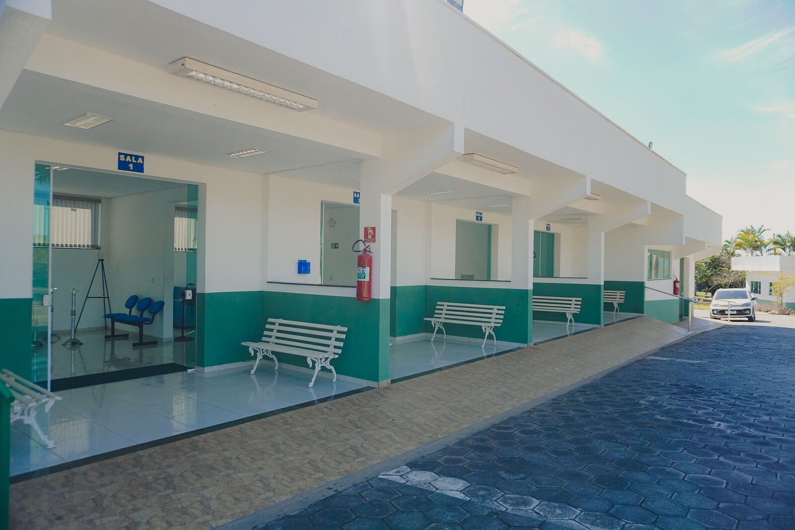 Corredor externo coberto que dá acesso às salas de velório