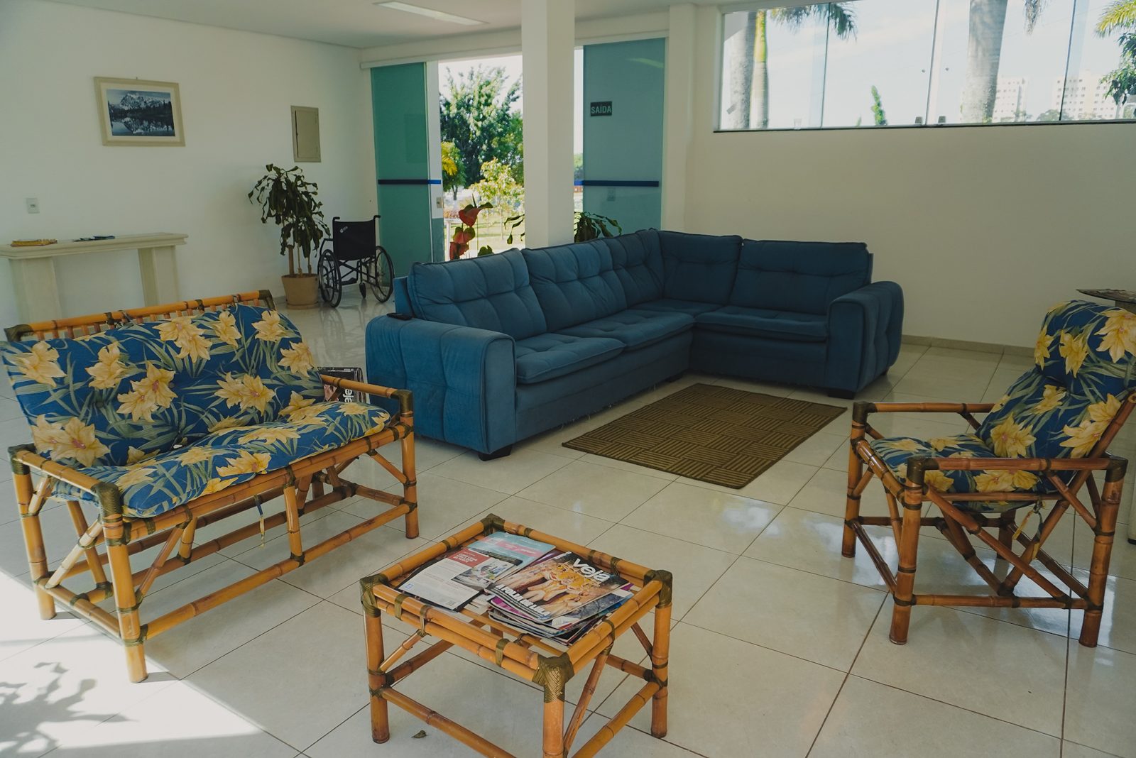 Sala reservada às famílias com poltronas e vista para o jardim