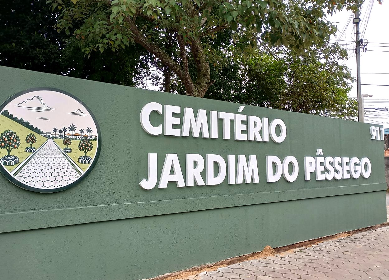 Letreiro da nova entrada do Cemitério Jardim do Pêssego, na Rua Iososuke Okaue, 911