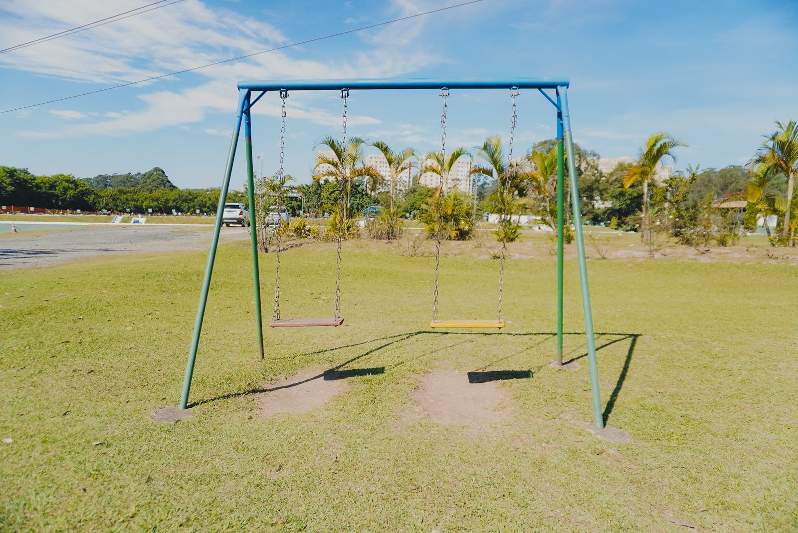 Escorregador e brinquedos no playground do parque