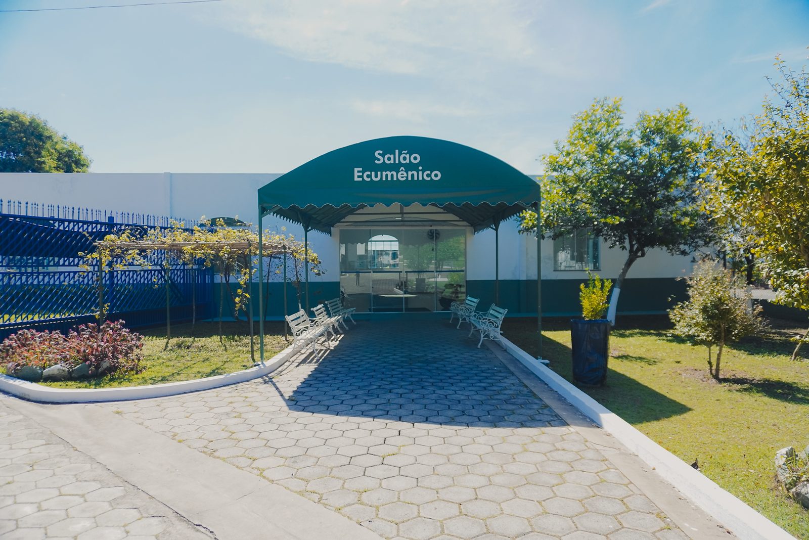 Acesso coberto ao salão ecumênico
